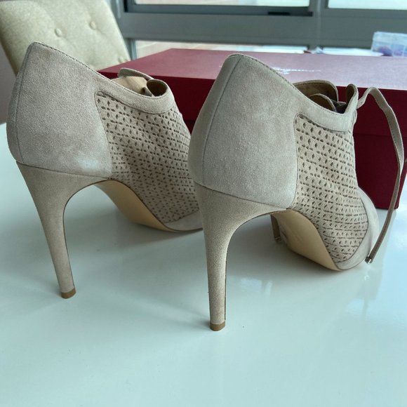 Salvatore Ferragamo Women's Paonessa Suede 9B - Picture 5 of 5